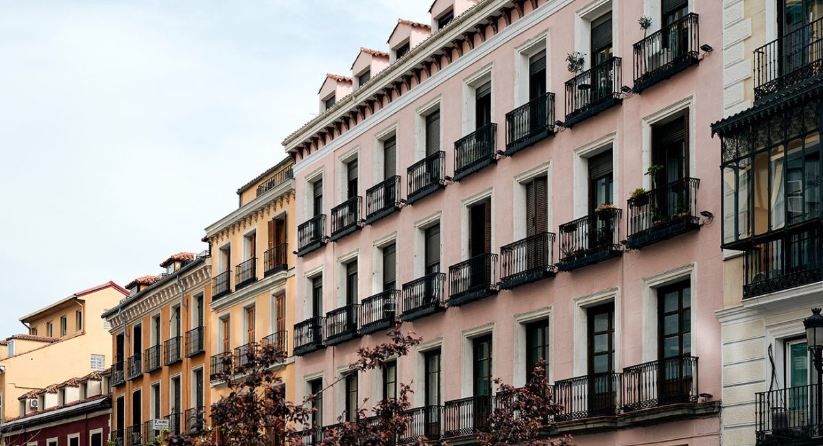 Facade,Of,Residential,Building,With,Old,Architecture